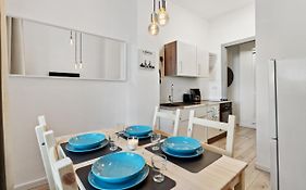 Sweet Central Tiny Apartment For 4 People